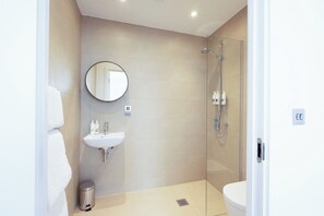 Appartement, Plusieurs lits, patio, vue sur la ville (Flat 11 and 13) | Salle de bain | Articles de toilette (gratuits), serviettes fournies