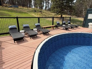 Outdoor spa tub - The Golden Slipper Cabin (Keystone)