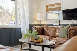 Living area - The Golden Slipper Cabin (Keystone)