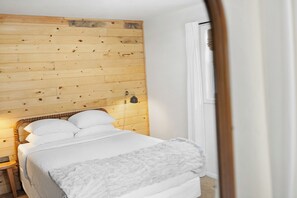 3 bedrooms, iron/ironing board, WiFi, bed sheets - The Golden Slipper Cabin (Keystone)