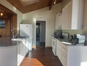 Jääkaappi, mikroaaltouuni, uuni, liesi