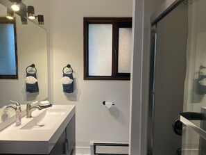 Hårføner, håndklær, såpe og sjampo