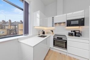 Appartement, 1 lit double et 1 canapé-lit, cuisine, vue ville (Flat 5-8) | Cuisine privée | Réfrigérateur, micro-ondes, four, cafetière/bouilloire