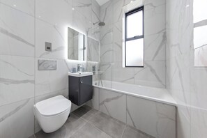 Departamento, 1 cama matrimonial y sofá cama, cocina, vista a la ciudad (Flat 5-8) | Baño | Amenidades de baño gratuitas, toallas, papel de baño 