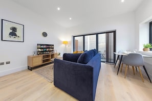 Huoneisto, 1 parisänky ja vuodesohva, patio, kaupunkinäköala (Flat 1-4) | Oleskelualue | 42–tuumainen taulutelevisio, jossa digitaalikanavat