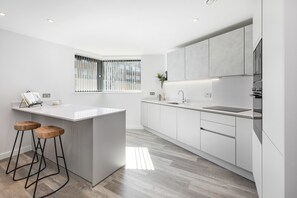 Appartement, 2 tweepersoonsbedden, keuken, uitzicht op de stad (Bejoux Court - Apt 1) | Privékeuken | Een koelkast, een microgolfoven, een oven, een kookplaat