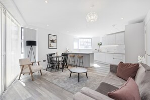 Appartement, 2 lits doubles, cuisine, vue ville (Bejoux Court - Apt 1) | Coin séjour