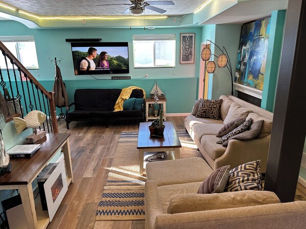 Living area - Cozy getaway next to downtown Sioux Falls. Full kitchen & everything. (Sioux Falls)