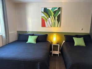 2 habitaciones, tabla de planchar con plancha, wifi y ropa de cama