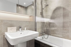 公寓, 1 張標準雙人床, 露台, 城市景 (Bejoux Court - Apt 8) | 浴室 | 免費梳洗用品、提供毛巾、廁紙