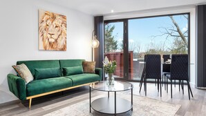 Leilighet, 1 dobbeltseng, terrasse, byutsikt (Bejoux Court - Apt 8) | Oppholdsområde | En 42-tommers Flatskjerm-TV med digitale kanaler