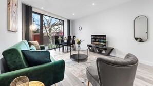 Leilighet, 1 dobbeltseng, terrasse, byutsikt (Bejoux Court - Apt 8) | Oppholdsområde | En 42-tommers Flatskjerm-TV med digitale kanaler