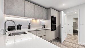 Leilighet, 1 dobbeltseng, terrasse, byutsikt (Bejoux Court - Apt 8) | Eget kjøkken | Kaffetrakter/tekoker, kjøleskap, mikrobølgeovn og ovn