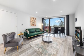 아파트, 더블침대 1개, 파티오, 시내 전망 (Bejoux Court - Apt 8) | 거실 공간 | 디지털 채널 시청이 가능한 42인치 평면 TV