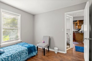 3 soverom, skrivebord, strykejern/-brett og reiseseng for barn