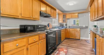 Cozy 3 Bedroom Near Airport And Downtown Detroit