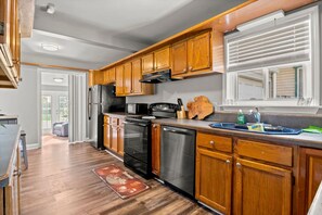 Kjøleskap, mikrobølgeovn, ovn og kokeplater