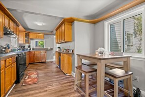 Frigorífico, microondas, horno y placa de cocina