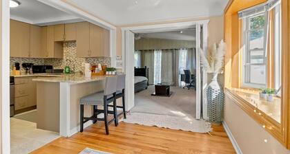 Modern Townhouse Near Everything Shopping Center