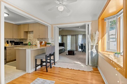 Modern Townhouse Near Everything Shopping Center