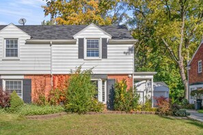 Exterior - Modern Townhouse Near Everything Shopping Center (Dearborn)