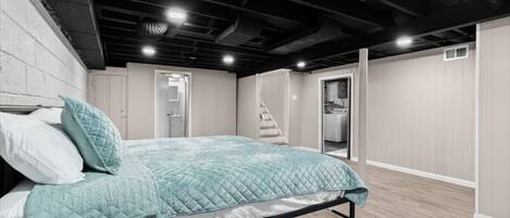 4 habitaciones, escritorio y tabla de planchar con plancha