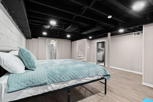 4 Schlafzimmer, Schreibtisch, Bügeleisen/Bügelbrett, Reisekinderbett