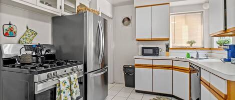 Køleskab, mikrobølgeovn, ovn, kogeplade