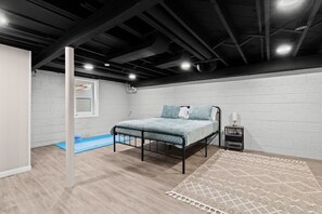 4 habitaciones, escritorio y tabla de planchar con plancha 