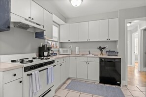 Køleskab, mikrobølgeovn, ovn, kogeplade