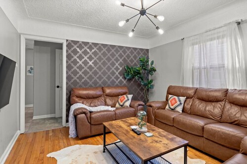 3 Bedroom Fenced Backyard Pets Welcome Sleeps 6