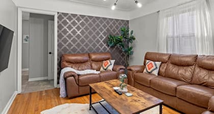 3 Bedroom Fenced Backyard Pets Welcome Sleeps 6