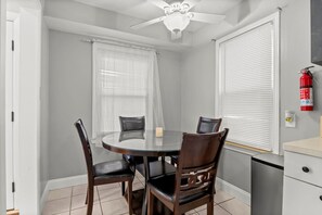 Dining - 3 Bedroom Fenced Backyard Pets Welcome Sleeps 6 (Lincoln Park)