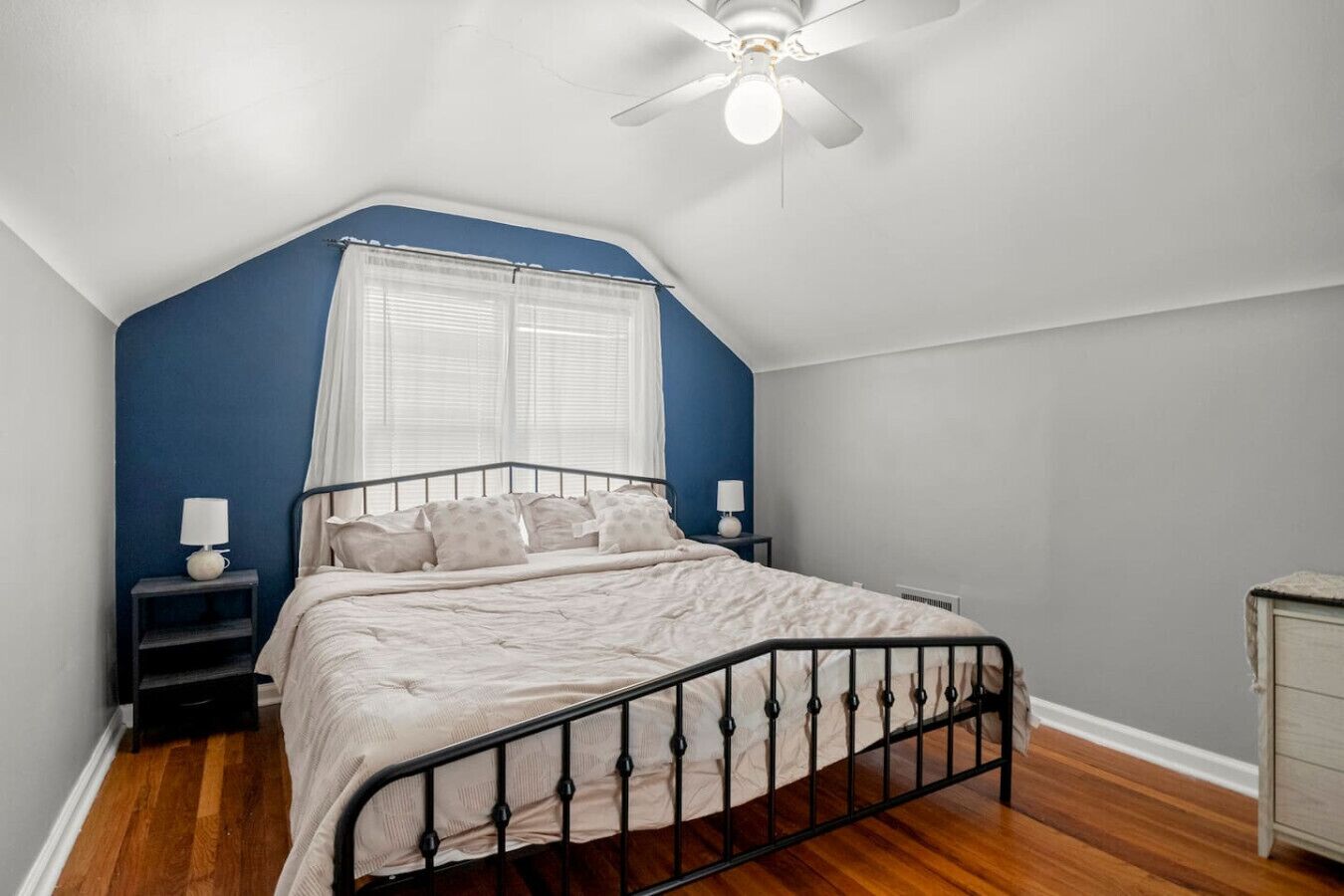 3 bedrooms, desk, iron/ironing board, free WiFi
