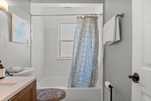 Hair dryer - 3 Bedroom Fenced Backyard Pets Welcome Sleeps 6 (Lincoln Park)