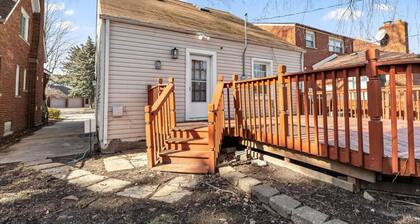 4 Bedroom 2 Bath Middle of it all Sleeps 8 plus