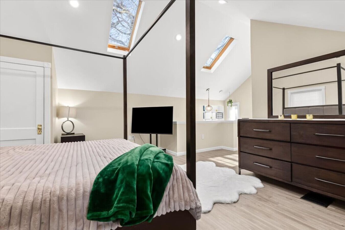 4 quartos, escrivaninha, ferros/tábuas de passar roupa, berço de viagem