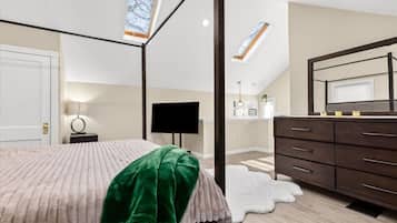 4 habitaciones, escritorio y tabla de planchar con plancha