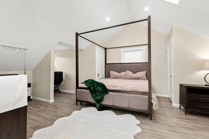 4 dormitorios, escritorio, tabla de planchar con plancha y cuna de viaje