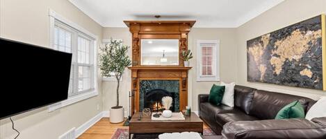 Télévision, cheminée, espaces bureaux