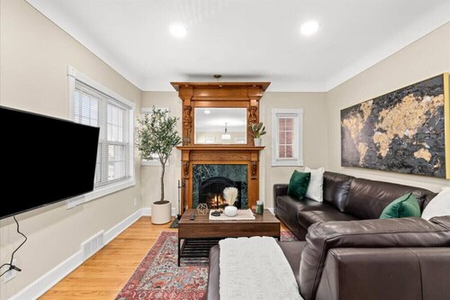 4 Bedroom 2 Bath Middle of it all Sleeps 8 plus