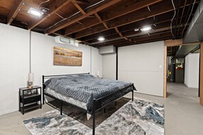 4 bedrooms, desk, iron/ironing board, free WiFi - Big Fenced Backyard Sleeps 8 Plus (Dearborn Heights)