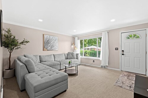 Big Fenced Backyard Sleeps 8 Plus