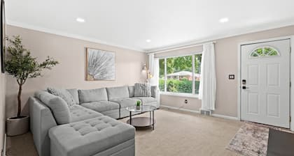 Big Fenced Backyard Sleeps 8 Plus