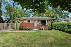 Exterior - Big Fenced Backyard Sleeps 8 Plus (Dearborn Heights)