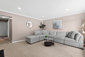 TV, offices - Big Fenced Backyard Sleeps 8 Plus (Dearborn Heights)