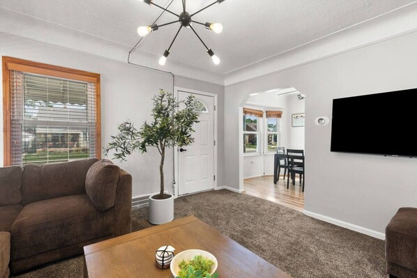 TV - Cozy Home Fenced Yard Pets Welcome Great Location (Lincoln Park)