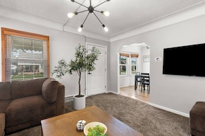 TV - Cozy Home Fenced Yard Pets Welcome Great Location (Lincoln Park)