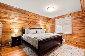 3 bedrooms, desk, iron/ironing board, travel cot