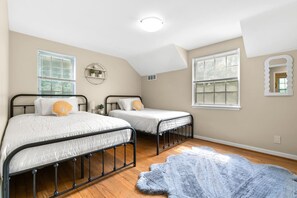 3 dormitorios, escritorio, tabla de planchar con plancha y cuna de viaje